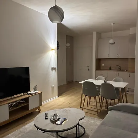Apartment Bright & Roomy Tirana