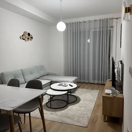 Bright & Roomy Apartment *