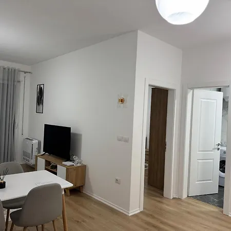 Apartment Bright & Roomy Tirana
